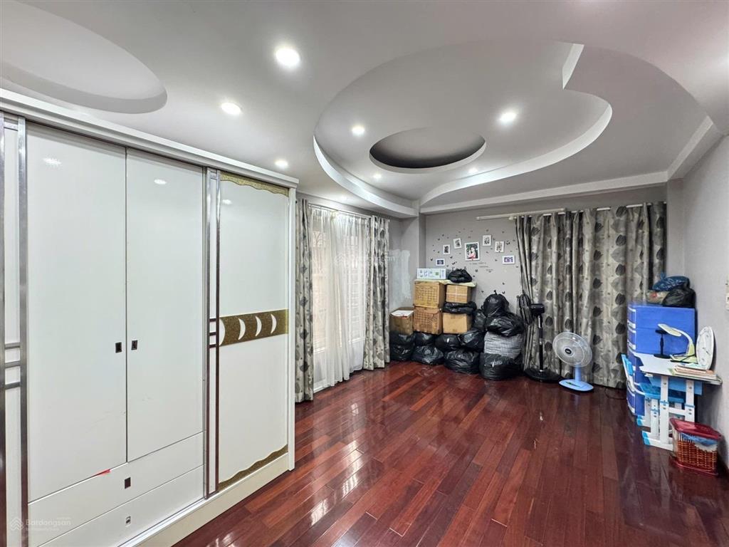 Lô góc  cách 10m ra mặt phố  mặt ngõ oto tránh  kinh văn phòng rất phù hợp.