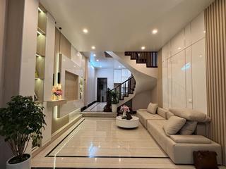 Lô góc, nhà đẹp lung linh.. ngõ thông . gần phố. trước nhà có sân để xe thoải mái