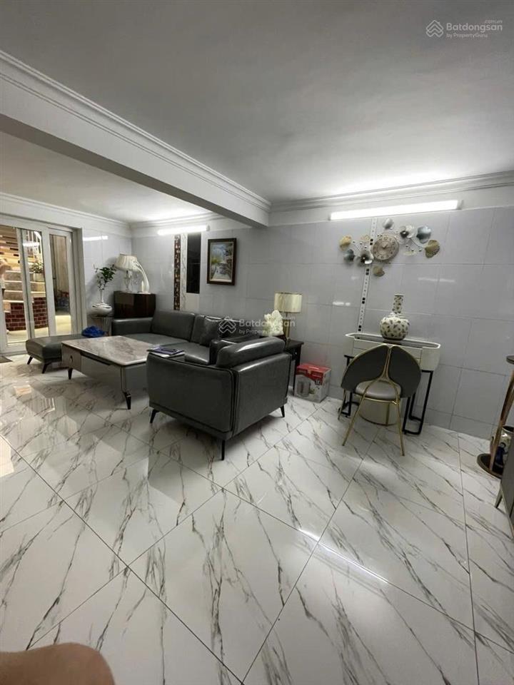 Mặt phố lạc long quân vị trí vàng hai mặt thoáng vỉa hè rộng xây tòa building vô cùng đẹp.