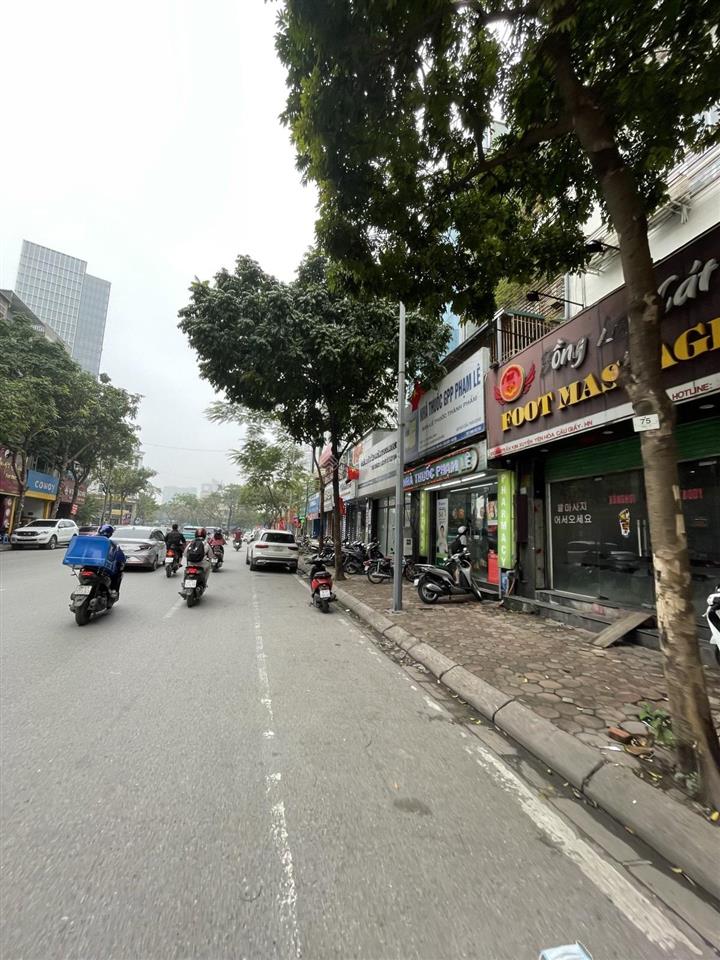 Mặt phố 3 mặt thoáng, vị trí đẹp. phía trước là vườn hoa, phía sau là hồ. cho thuê 1,2 tỷ/năm