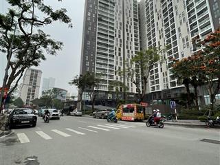 Mặt phố 3 mặt thoáng, vị trí đẹp. phía trước là vườn hoa, phía sau là hồ. cho thuê 1,2 tỷ/năm