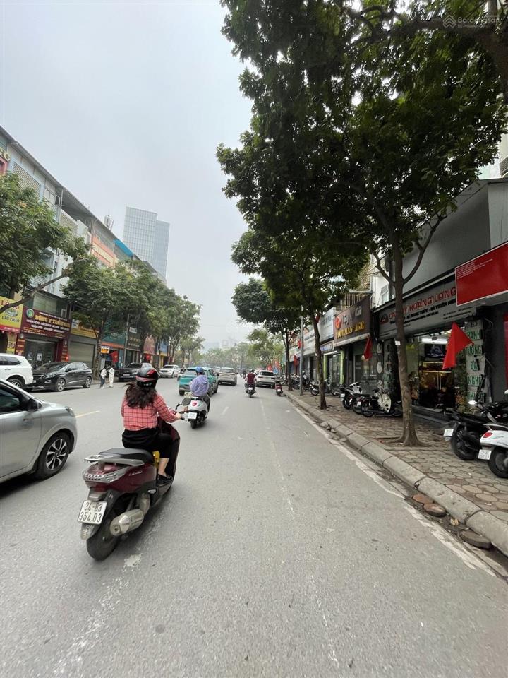 Mặt phố 3 mặt thoáng, vị trí đẹp. phía trước là vườn hoa, phía sau là hồ. cho thuê 1,2 tỷ/năm