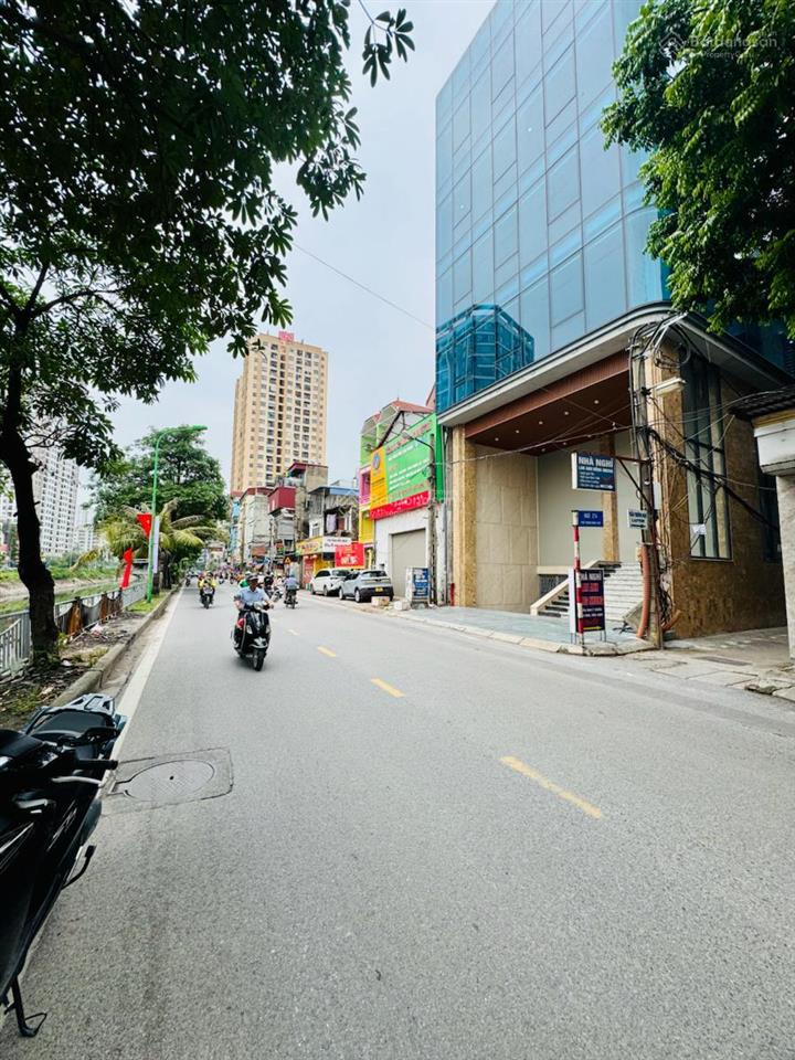Tòa văn phòng mặt phố  vỉa hè thang máy  kinh doanh đa ngành. không quy hoạch. vị trí lõi.