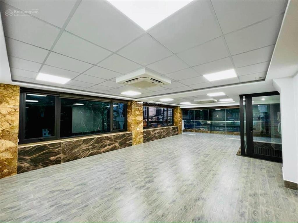 Toà nhà 9 tầng thang máy  phân lô cho cán bộ cao cấp quân đội  ô tô tránh.