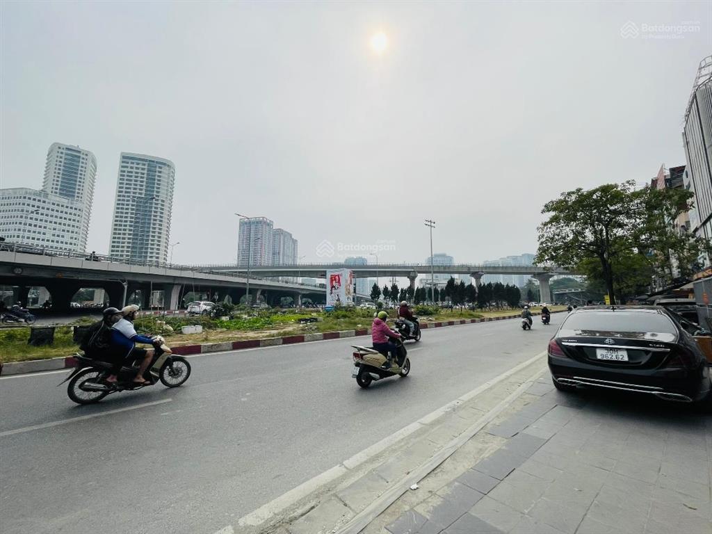 Tòa nhà dòng tiền 8 tầng thang máy 14 phòng khép kín. ô tô đỗ cửa.
