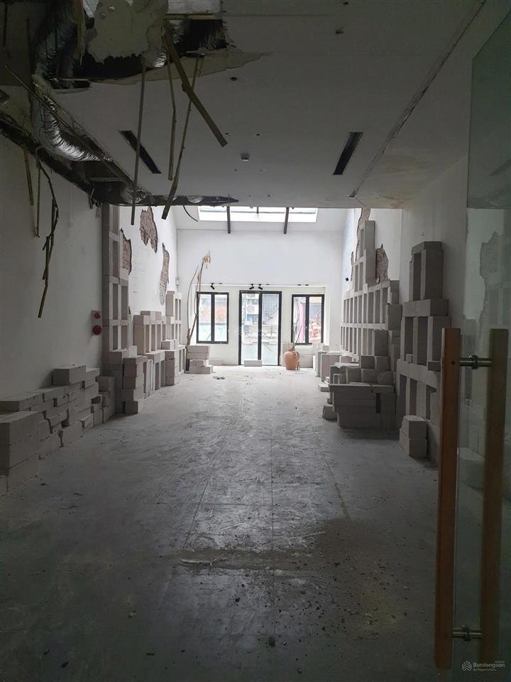 Mặt phố hàng buồm, hoàn kiếm. tổng 1626m2 cho 3 tầng, mặt tiền 6m. giá 320 triệu/tháng