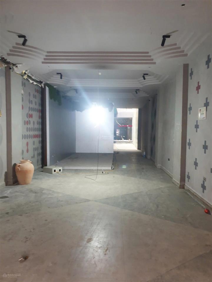 Mặt phố hàng buồm, hoàn kiếm. tổng 1626m2 cho 3 tầng, mặt tiền 6m. giá 320 triệu/tháng