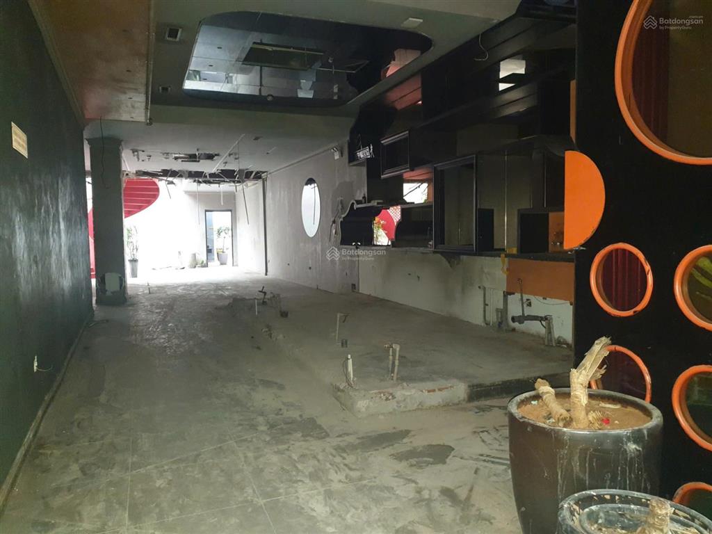 Mặt phố hàng buồm, hoàn kiếm. tổng 1626m2 cho 3 tầng, mặt tiền 6m. giá 320 triệu/tháng
