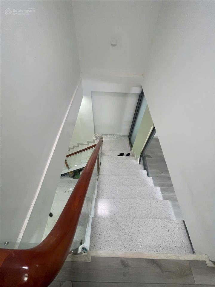 Nhà sát chợ dĩ an giá 4,1 tỷ, shr, rất đẹp cho thuê 810 triệu