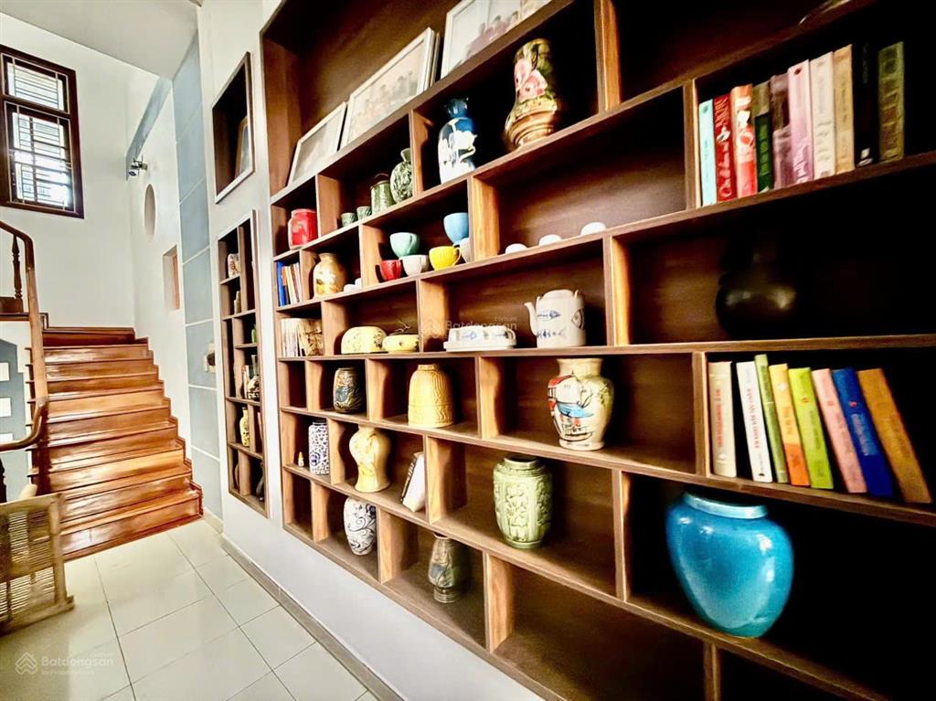 Bán nhà 3 tầng đường ô tô thông thoáng núi thành  khu cán bộ dân trí cao, giao thông thuận tiện.