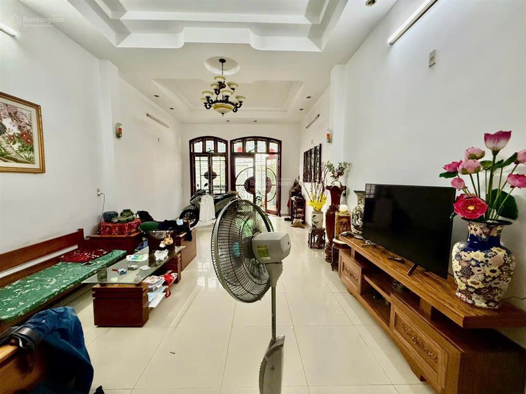 Bán nhà 3 tầng đường ô tô thông thoáng núi thành  khu cán bộ dân trí cao, giao thông thuận tiện.
