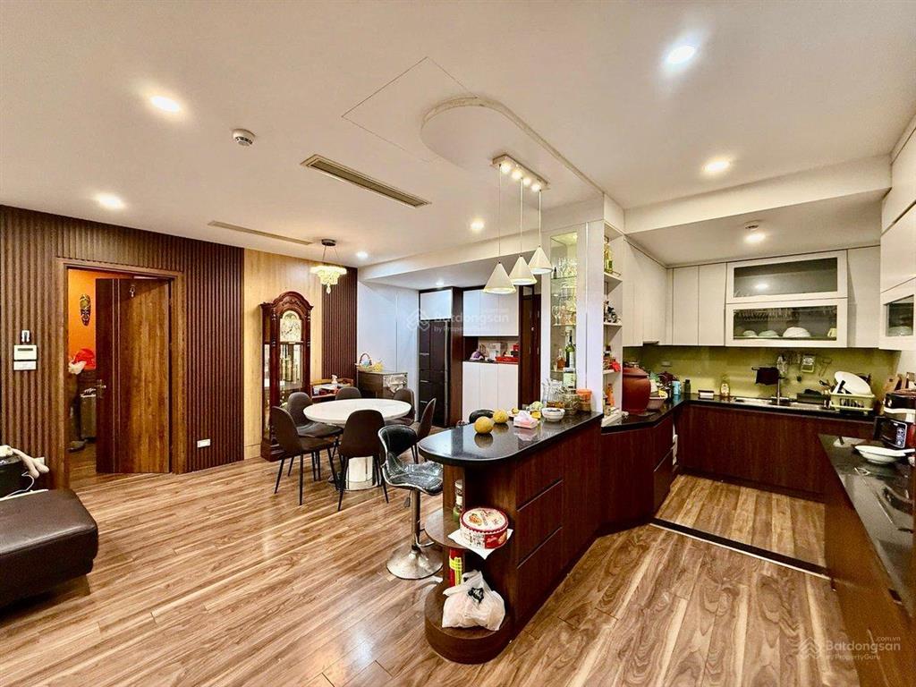Hot siêu phẩm chung cư n01t8 ngoại giao đoàn nội thất cực phẩm 136m²