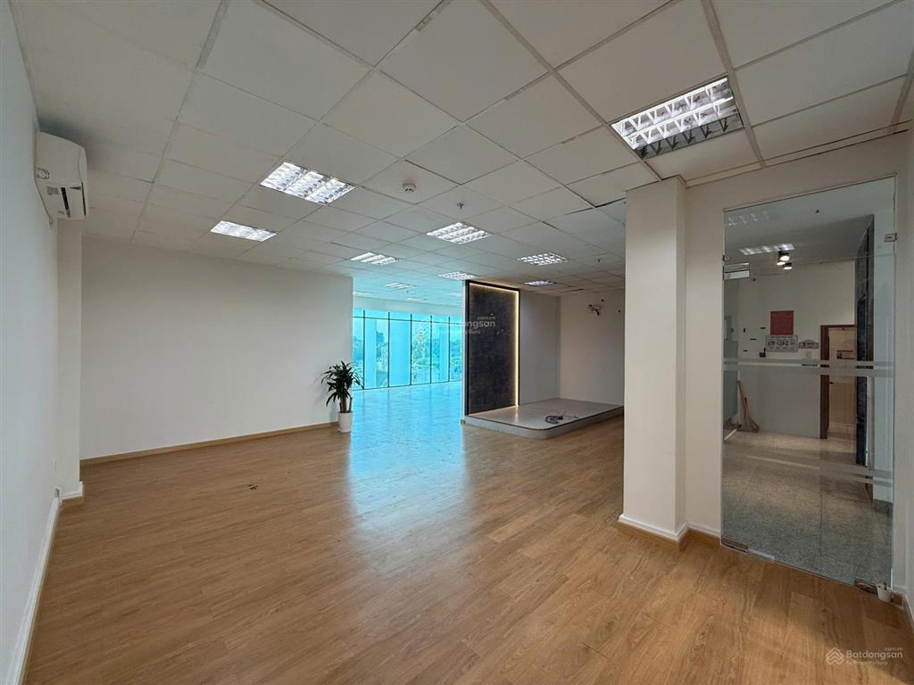 Văn phòng siêu rẻ khu đường cách mạng tháng 8, quận 3, 155m²  40 tr/tháng  0971 079 ***