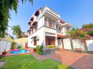 Cho thuê biệt thự 3 tầng sân vườn đẹp, có hồ bơi nguyễn ư dĩ p.thảo điền, 700m2, 4000 usd/ tháng