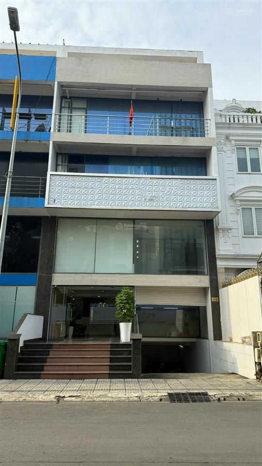 Cho thuê tòa nhà 6 tầng mtkd trần não, ngang 8m, dt 180m2, 140 triệu/ tháng