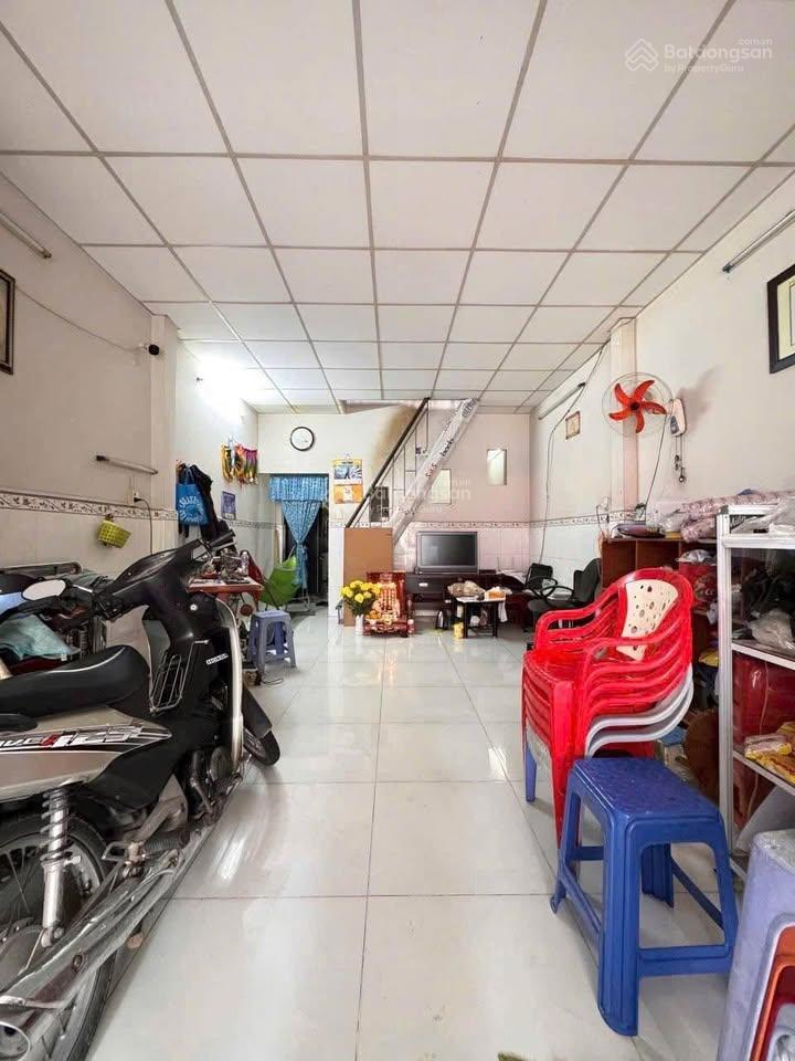 Bán gấp căn nhà ngay chợ phú lợi 2, đường trịnh quang nghị, đang cho thuê 15tr/tháng