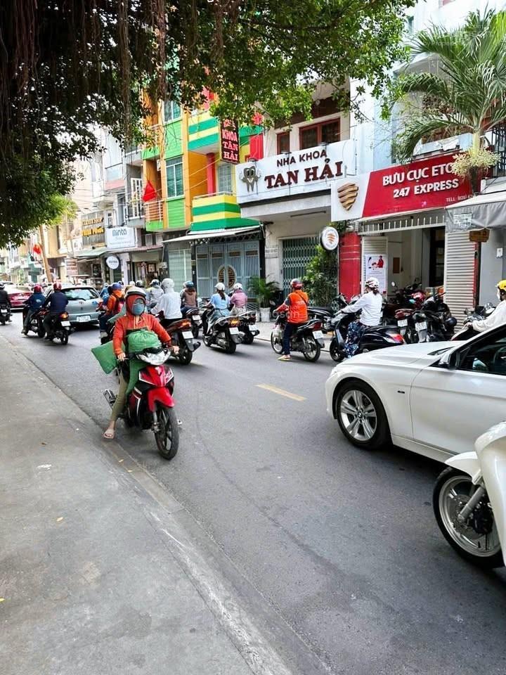 Bán gấp căn nhà ở ngay bến xe quận 8, đường tạ quang bữu, 1 lầu, 4,5mx14m, giá 2 tỷ 3