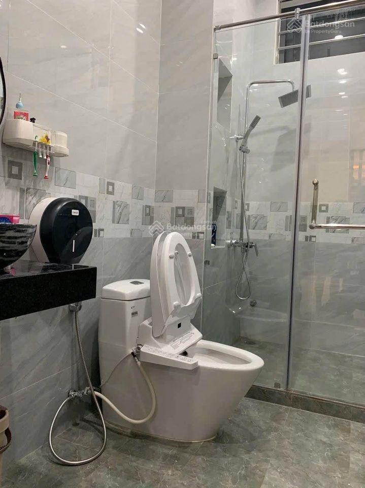 Bán gấp nhà ở gần chợ nhị thiên đường, đường tạ quang bửu, đang cho thuê 17tr/tháng