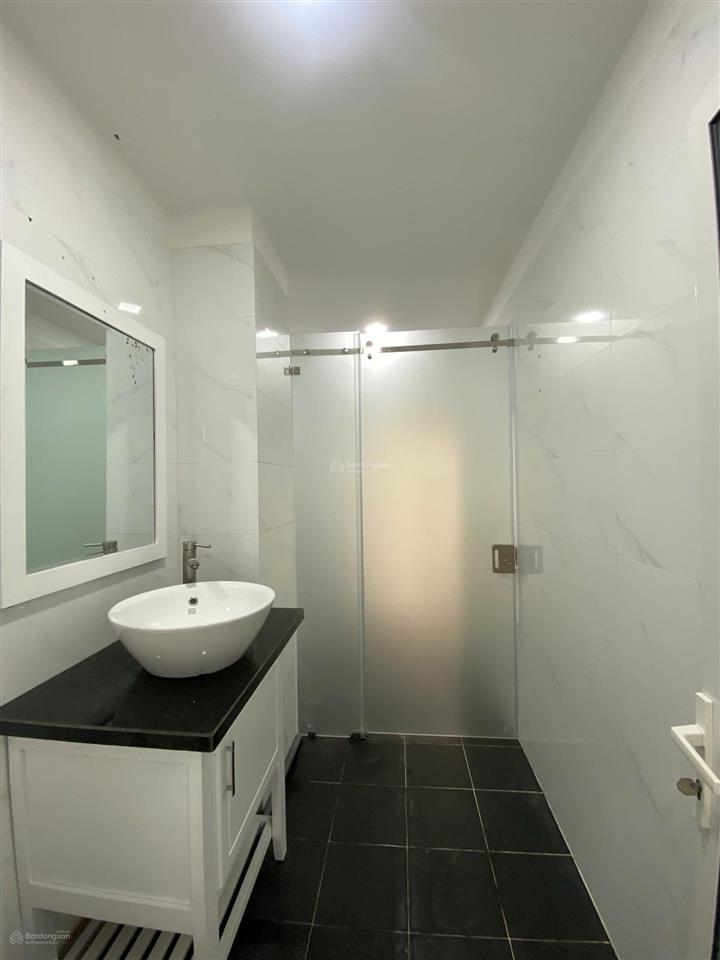 Cho thuê nhà nguyên căn , nội thất cơ bản ko máy lạnh, 4 pn + 4 wc. giá rẻ.