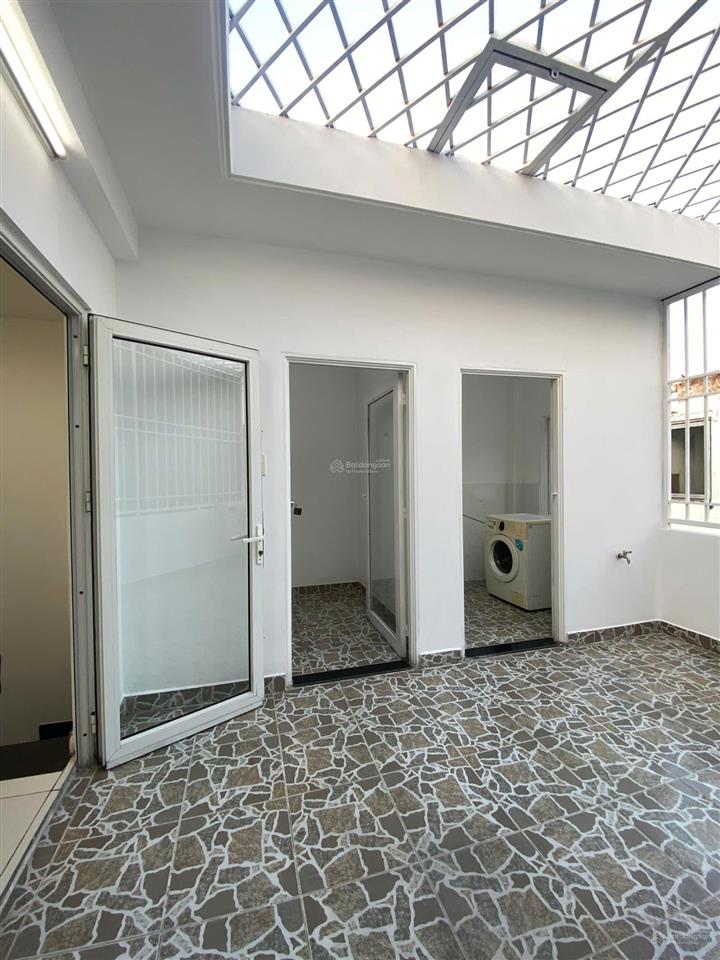 Cho thuê nhà nguyên căn , nội thất cơ bản ko máy lạnh, 4 pn + 4 wc. giá rẻ.