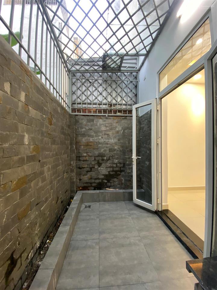 Cho thuê nhà nguyên căn , nội thất cơ bản ko máy lạnh, 4 pn + 4 wc. giá rẻ.