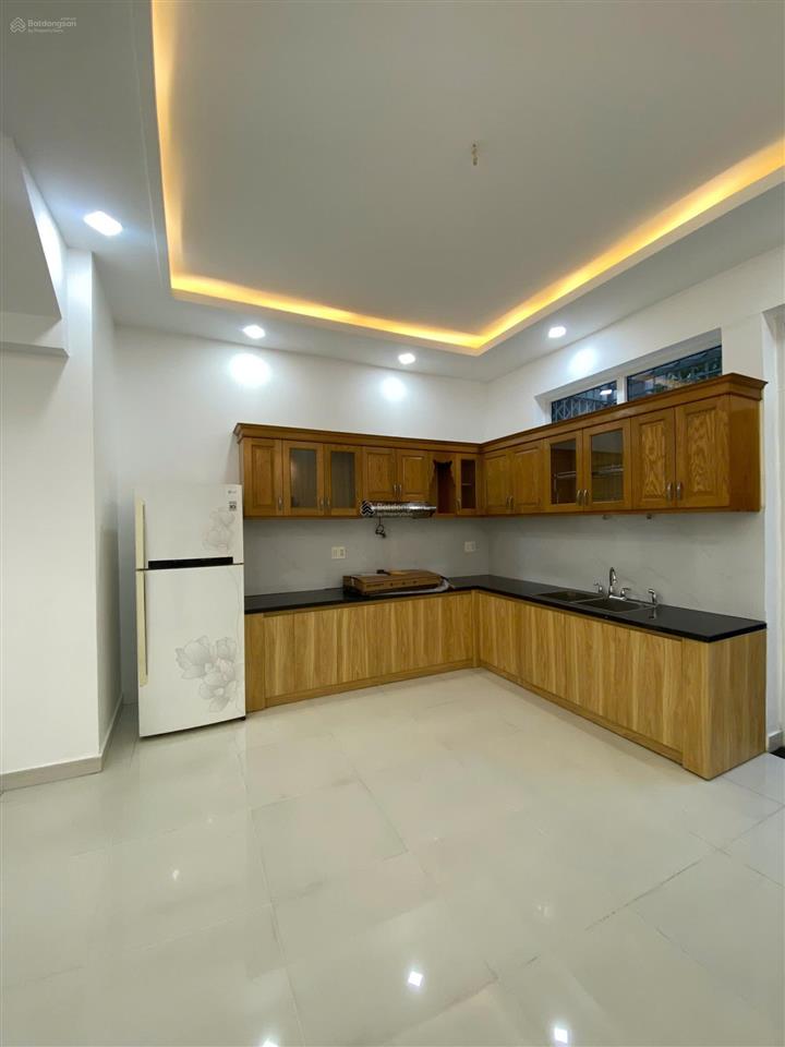 Cho thuê nhà nguyên căn , nội thất cơ bản ko máy lạnh, 4 pn + 4 wc. giá rẻ.