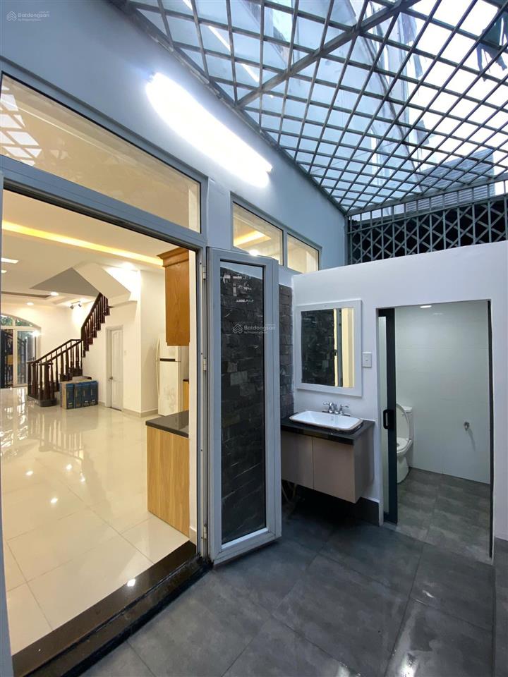 Cho thuê nhà nguyên căn , nội thất cơ bản ko máy lạnh, 4 pn + 4 wc. giá rẻ.