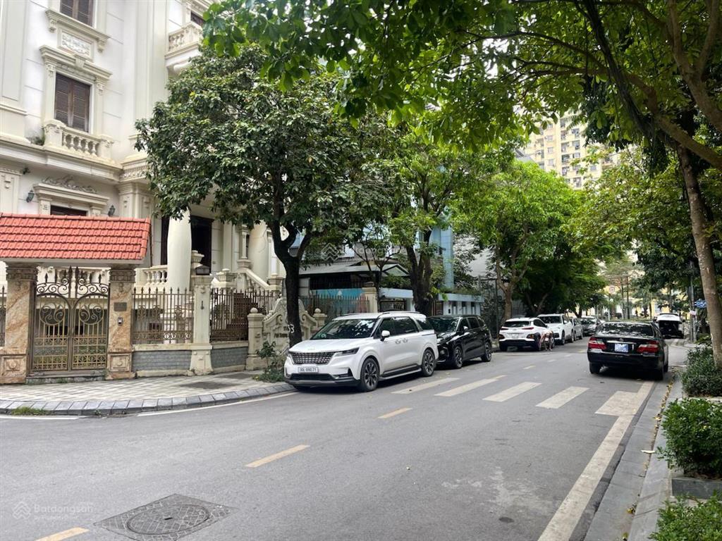 Biệt thự , vườn đào, tây hồ, lô góc, 3 thoáng, vỉa hè, không gian đáng sống, nội thất xịn sò.