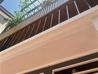 Nhà lâm du bồ đề ngõ rông thoáng mát cách hồ lâm du 3 vài chục bước diên tích 57 m2, giá 12,8 tỷ