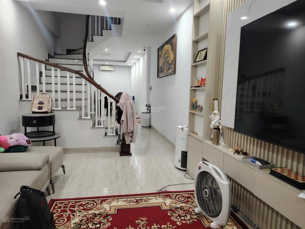 Nhà lâm du bồ đề ngõ rông thoáng mát cách hồ lâm du 3 vài chục bước diên tích 57 m2, giá 12,8 tỷ