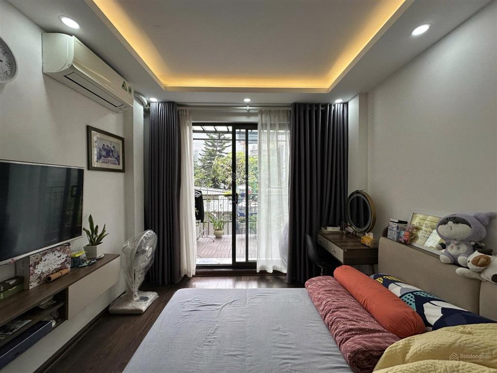 Nhà lâm du bồ đề ngõ rông thoáng mát cách hồ lâm du 3 vài chục bước diên tích 57 m2, giá 12,8 tỷ