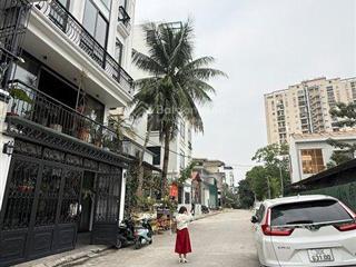 Lô đất  vị trí vip ngọc thụy  long biên mặt ngõ ô tô kinh doanh sầm uất lô đất đẹp vuông vắn.