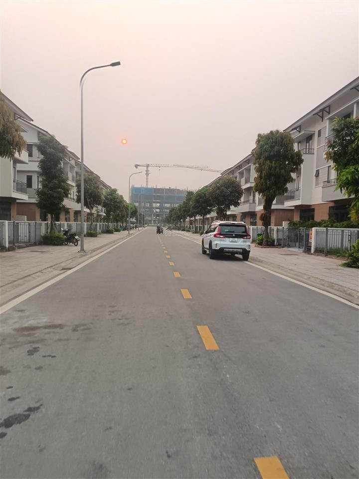 Bán shophouse 100m2 vị trí đẹp, đang cho thuê thô 7tr/ tháng ,trong khu đô thị singapore.