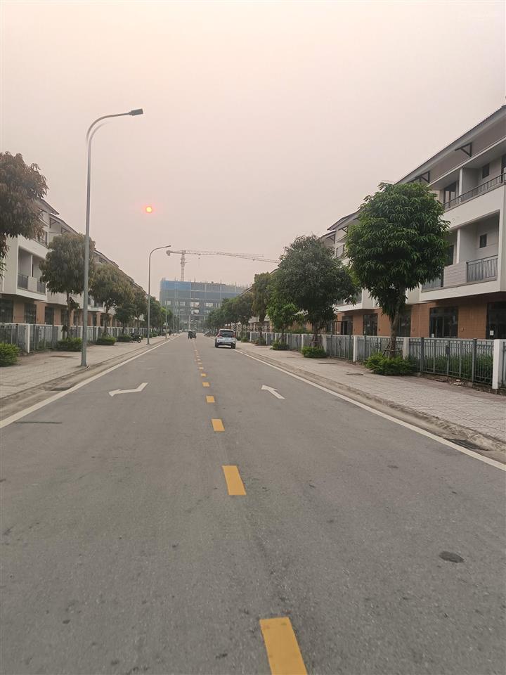 Bán shophouse 100m2 vị trí đẹp, đang cho thuê thô 7tr/ tháng ,trong khu đô thị singapore.