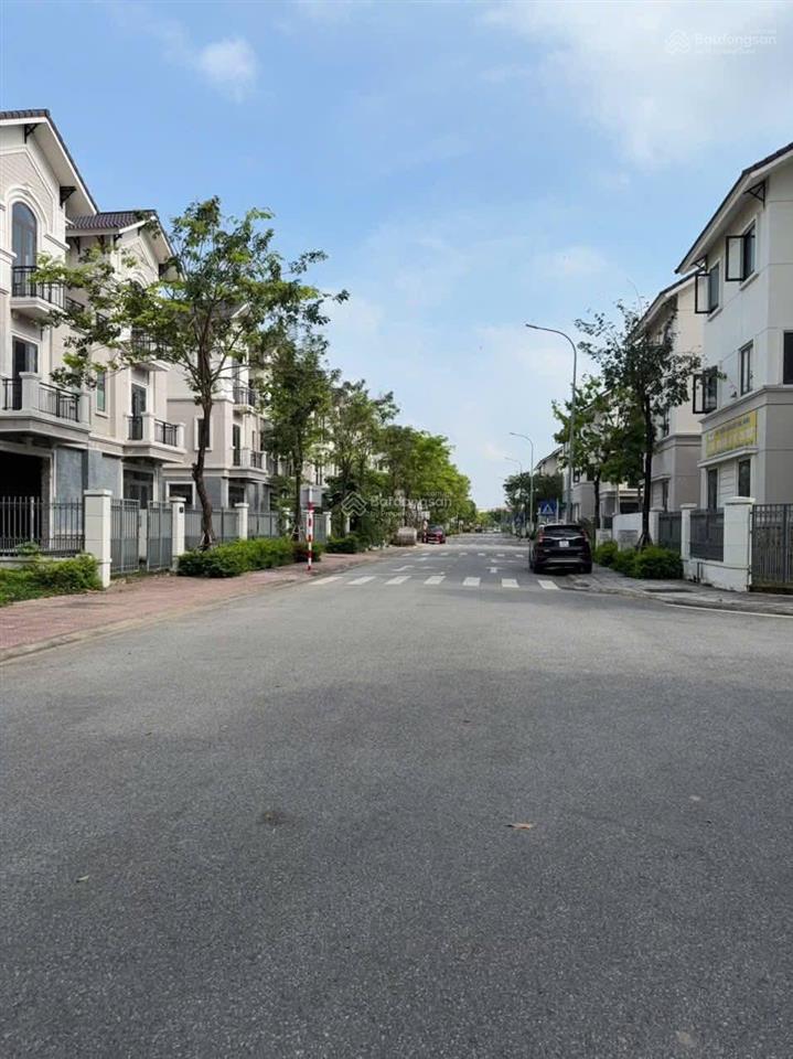 Bán biệt thự song lập vị trí đẹp, đường thông trong khu đô thị chuẩn singapore, cho thuê được giá.