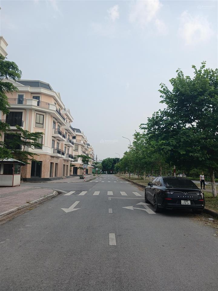 Bán shophouse 4 tầng chân đế 9 tòa chung cư, kinh doanh cho chuyên gia nước ngoài thuê luôn.