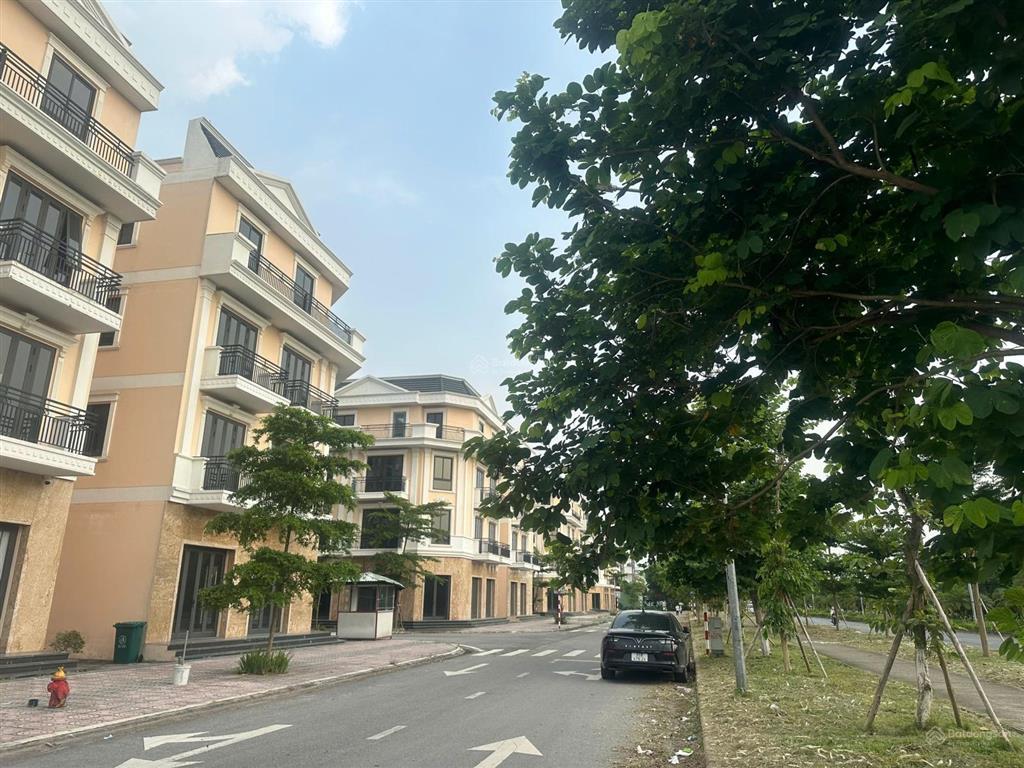 Bán shophouse 4 tầng chân đế 9 tòa chung cư, kinh doanh cho chuyên gia nước ngoài thuê luôn.