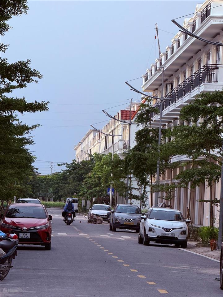 Bán shophouse 4 tầng chân đế 9 tòa chung cư, kinh doanh cho chuyên gia nước ngoài thuê luôn.