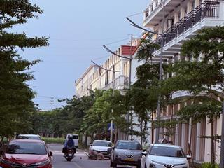 Bán shophouse 4 tầng chân đế 9 tòa chung cư, kinh doanh cho chuyên gia nước ngoài thuê luôn.