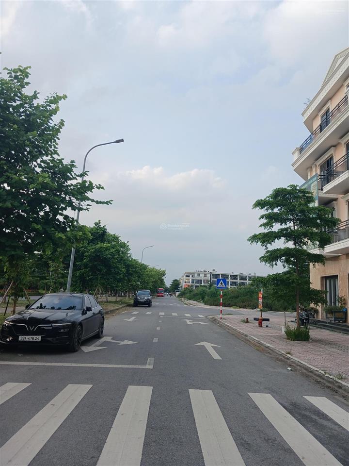 Bán shophouse 4 tầng chân đế 9 tòa chung cư, kinh doanh cho chuyên gia nước ngoài thuê luôn.