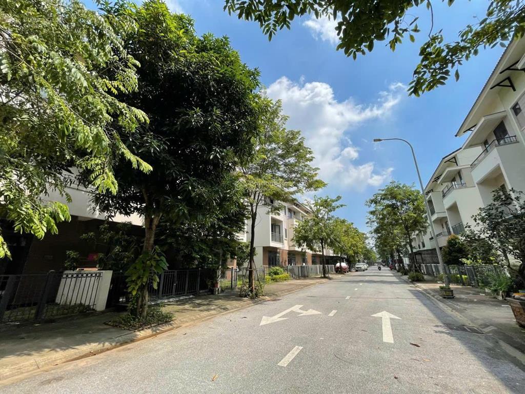 Bán shophouse 3 tầng trong khu đô thị singgapor, đang cho chuyên gia thuê dòng tiền ổn định.