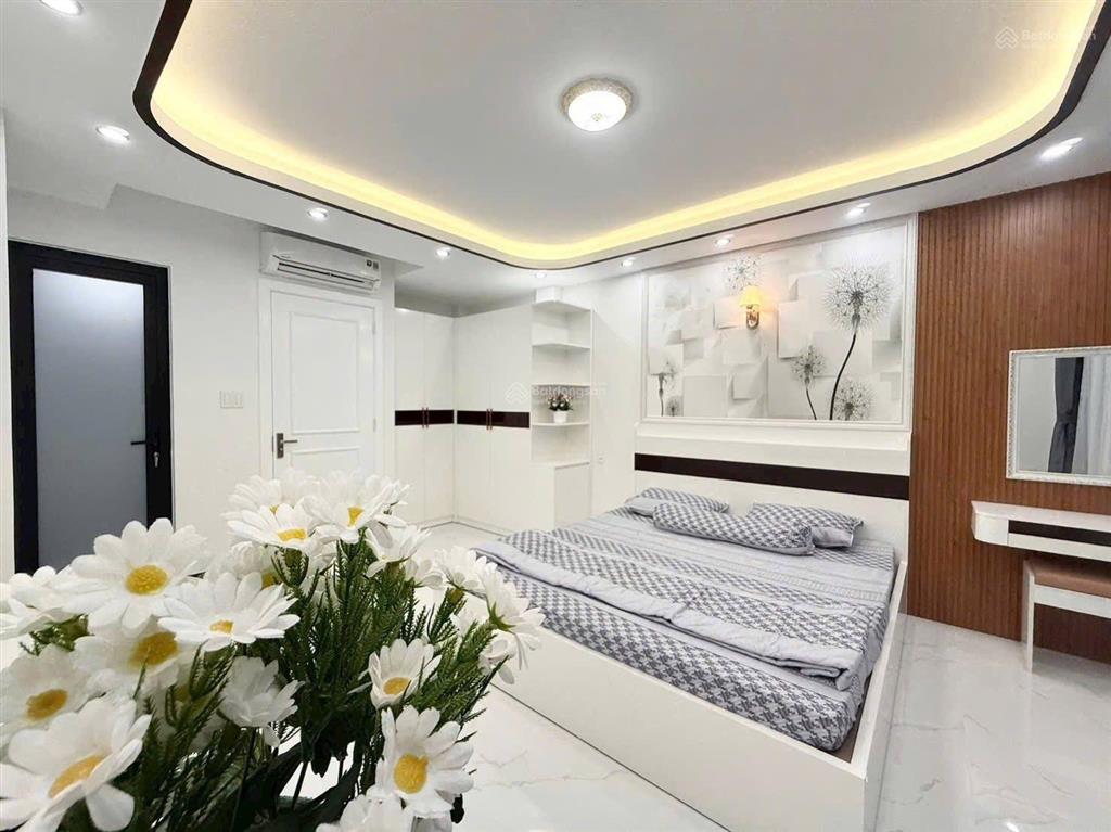 Nhà đang cần bán gấp, nguyễn văn cừ, q1. giá 4ty470tr dt 77.2m2, hẻm 6m, hđ thuê 19tr/th. shr