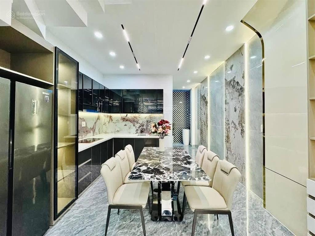 Nhà đang cần bán gấp, nguyễn văn cừ, q1. giá 4ty470tr dt 77.2m2, hẻm 6m, hđ thuê 19tr/th. shr