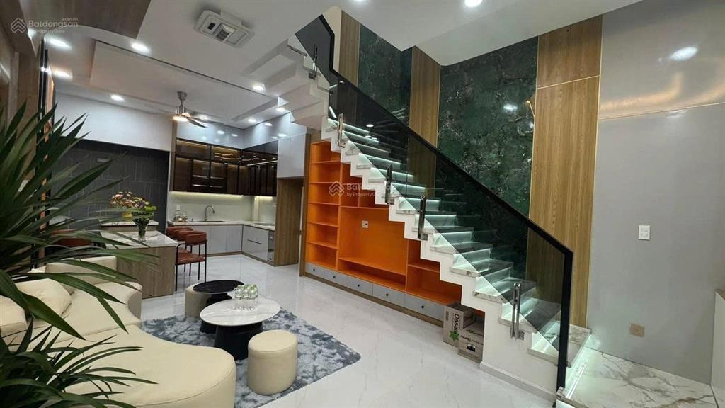 Bán gấp nhà 3/2 quận 10 mà giá chỉ 3 tỷ 500tr. dt 65m2, hẻm 5m. hđ thuê 19tr/tháng. sổ hồng riêng