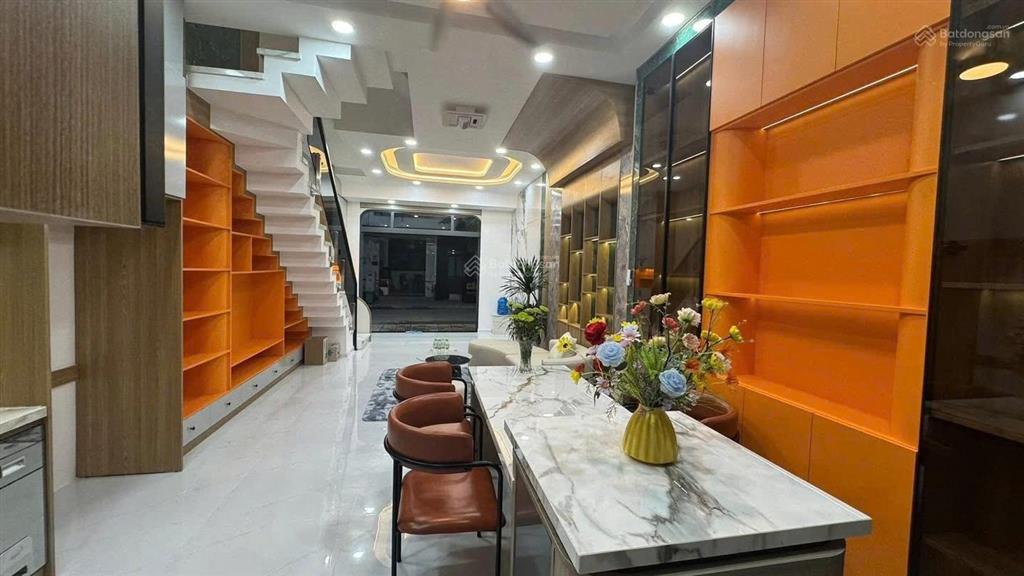 Bán gấp nhà 3/2 quận 10 mà giá chỉ 3 tỷ 500tr. dt 65m2, hẻm 5m. hđ thuê 19tr/tháng. sổ hồng riêng