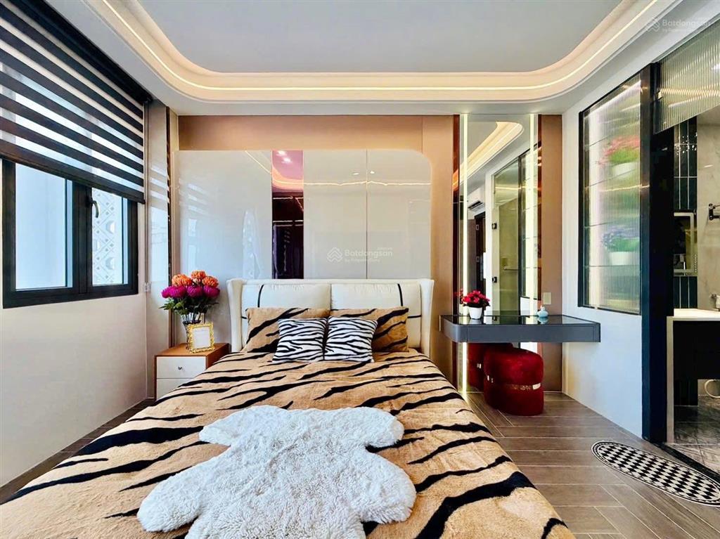 Bán gấp nhà dì 8 thảo điền nhà hiện đại. dt 85m2, hẻm 5m hđ thuê 19tr. sổ hồng riêng