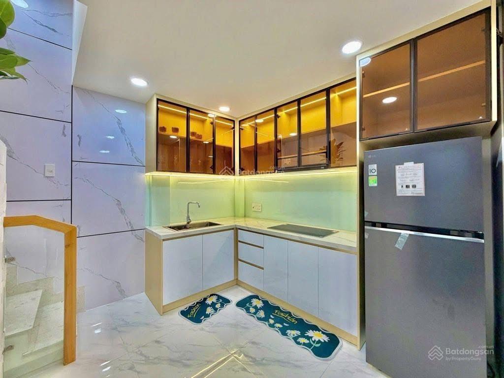 Bán nhà hiếm ở đường nguyễn thiện thuật, q3. dt 70m2, hẻm 5m. hđ thuê 21tr/th. sổ hồng riêng