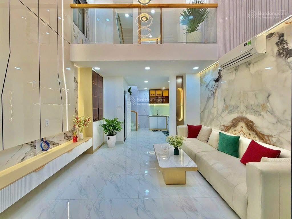Bán nhà hiếm ở đường nguyễn thiện thuật, q3. dt 70m2, hẻm 5m. hđ thuê 21tr/th. sổ hồng riêng