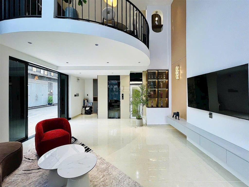 Cần bán nhà siêu phẩm quận 10. giá 2tỷ960tr dt 75m2, hẻm 6m, hđ thuê 19tr/tháng. sổ hồng riêng