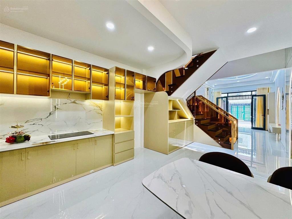 Bán gấp nhà gấp cho cô út. út tịch, tân bình. dt 75m2, hẻm 6m, hđ thuê 17tr/th. shr